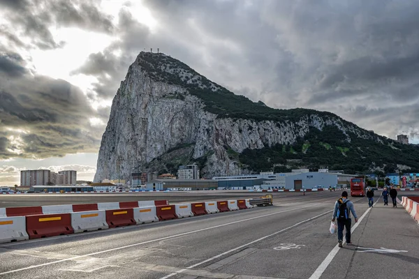 Gibraltar - Aralık 2017: Gibraltar İspanyolca La Linea de la anlayışından yola.