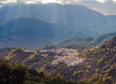 Güneş ışını Andalusia, İspanya ile vurgulanan küçük İspanyol dağ town