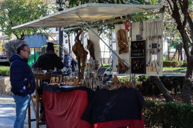 Ronda, İspanya - Aralık 2017: Adam Hatıra Eşyası sokak satıcıdan satın alıyor