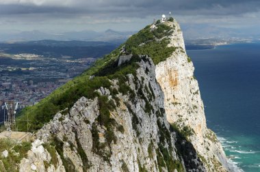 Üst Rock doğal rezerv Cebelitarık Rock top havadan görünümü: Gibraltar şehri terk etti ve bay, İspanya ve Akdeniz La Linea kasabada sağda. İngiliz denizaşırı toprağı.