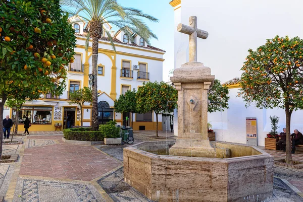 Marbella, İspanya - Aralık 2017: İç bahçede tarihi merkezi eski şehir