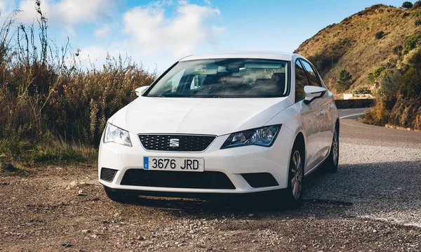 Malaga, İspanya - Aralık 2017: Beyaz Seat Leon Crete adasının yolda bulutlar arasında park edilmiş kalır. Seat Leon bilgisayar'dan türetilmiş bir kompakt hatchback olduğunu.