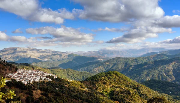 Paisagem Verde Com Céu Nublado Pequena Cidade Entre Montanhas Andaluzia — Fotografia de Stock