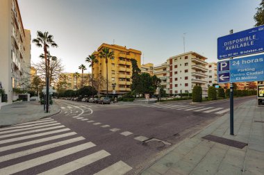 Marbella, İspanya - Aralık 2017: Boş akşam kavşak asfalt yollar ve ayak yolu ile 