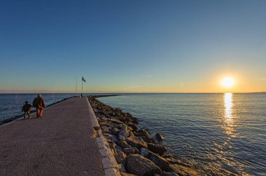 İnsanlar Marbella şehir, Endülüs, İspanya yürüme günbatımı mesire