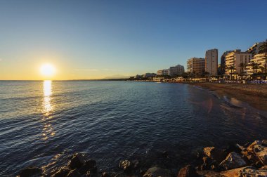 Günbatımı sahil Costa del Sol Beach deki Marbella şehir, Endülüs, İspanya