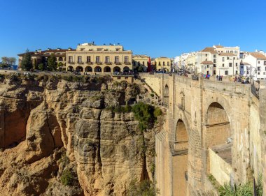 Ronda, İspanya - Aralık 2017: Puente Nuevo Köprüsü ve eski şehir, bir Endülüs, İspanya ünlü beyaz köy mimarisi