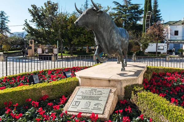 西班牙 2017年12月 黑公牛雕像在隆龙斗牛竞技场外面 — 图库照片