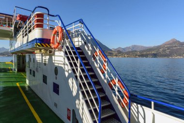 Varenna, İtalya - Aralık 2017: Küçük vapur Como Gölü deste.