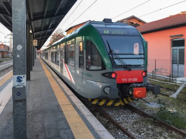 Bergamo, İtalya - Aralık 2017: Lecco için Bölgesel tren platformu kapalı kalıyor