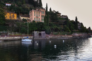 Küçük tekne bağlantı noktası ile güzel mimari Como Gölü, İtalya