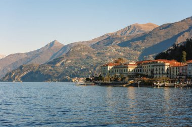 Bellagio, İtalya - Aralık 2017: Güzel manzara dağlar ve kıyı şeridi yakınlarında küçük bir kasaba ile Como Gölü