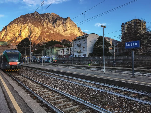 Lecco Italia Diciembre 2017 Pequeña Estación Tren Cerca Del Lago — Foto de Stock