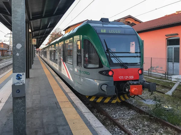 Bergamo Italia Diciembre 2017 Tren Regional Lecco Permanece Cerrado Cerca — Foto de Stock