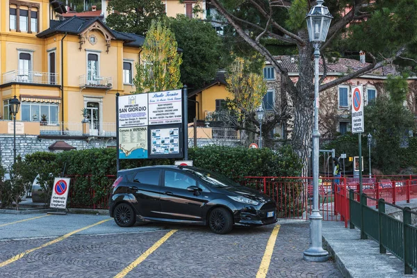 Varenna Itália Dezembro 2017 Carro Ford Preto Está Estacionado Perto — Fotografia de Stock