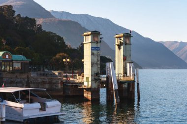 Bellagio, İtalya - Aralık 2017: Como Gölü güzel mimari küçük tekne liman