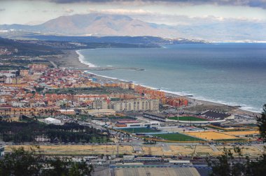 La Linea şehrin sahil şeridi üzerinde havadan görünümü. Gibraltar kaya görüntülemek