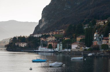 Mennagio, İtalya - Aralık 2017: Küçük lagoon Como Gölü küçük tekne palamarla