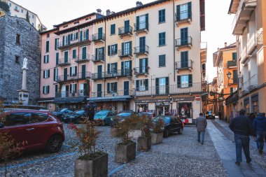 Bellagio, İtalya - Aralık 2017: İnsanlar raditional İtalyan dar sokaklar Como Gölü çevresinde şehirlerin güzel mimari ile ziyaret ediyor