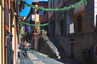 Bellagio, İtalya - Aralık 2017: İnsanlar raditional İtalyan dar sokaklar Como Gölü çevresinde şehirlerin güzel mimari ile ziyaret ediyor