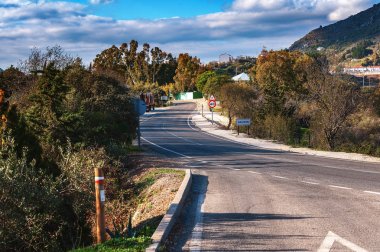 Asfalt yol Gaucin kasabaya Andalusia, İspanya