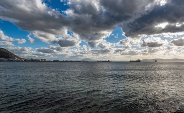 Akdeniz manzaralı Cebelitarık Körfezi üzerinde fırtınalı gökyüzü