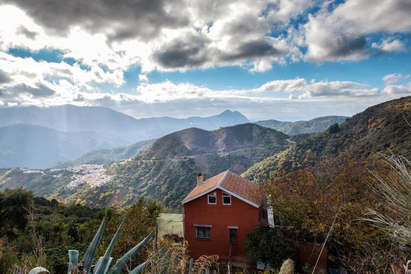 Paisagem Verde Com Céu Nublado Pequena Casa Entre Montanhas Andaluzia — Fotografia de Stock