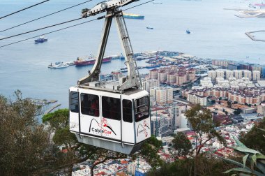 Gibraltar - Aralık 2017: Cable car araba tepe Cebelitarık rock e kadar gidiyor