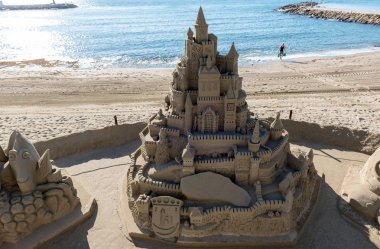 Marbella, İspanya - Aralık 2017: şehrin merkezi plajda kum yapı yapılmış Castle