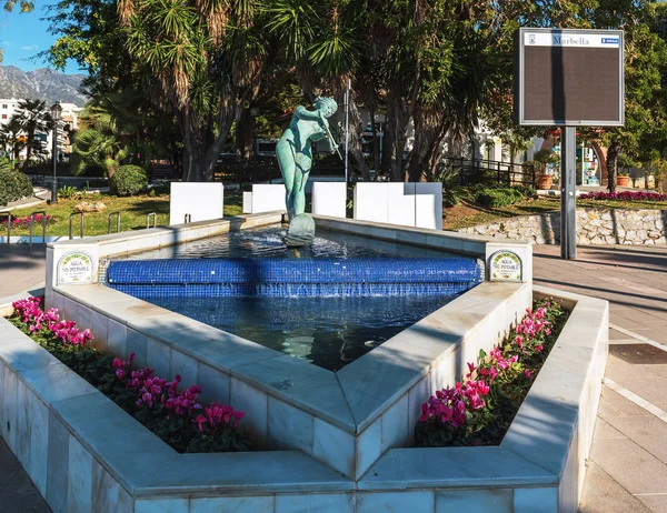 Marbella Espanha Dezembro 2017 Escultura Surfista Como Parte Decoração Fonte — Fotografia de Stock