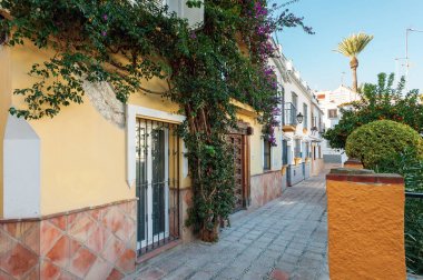 Marbella, İspanya - Aralık 2017: Geleneksel Endülüs mimarisinin tarihi şehrin, bahçesinde