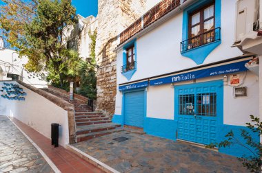 Marbella, İspanya - Aralık 2017: Geleneksel dar İspanyol sokakları Endülüs şehirleri.