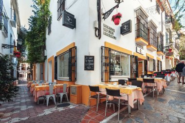 Marbella, İspanya - Aralık 2017: Şehir tarihi bölümünün dar caddesinde bulunan sokak kafe yakınındaki boş tablo