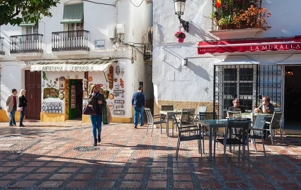 Marbella España Diciembre 2017 Gente Está Visitando Cafetería Calle Soleada — Foto de Stock