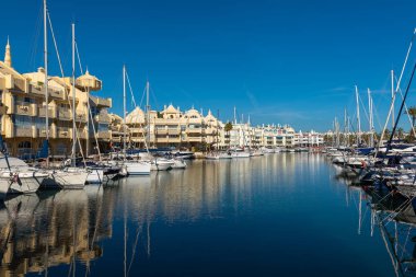 Puerto Marina, Benalmadena - Aralık 2019: Suyla çevrili güzel köyler, özel liman ve park edilmiş yatlar, Endülüs, İspanya
