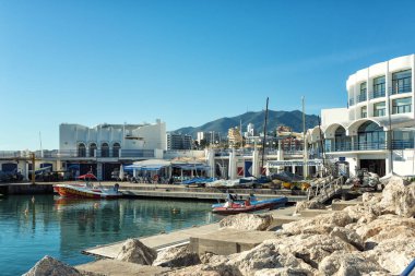 Puerto Marina, Benalmadena - Aralık 2019: Suyla çevrili güzel köyler, özel liman ve park edilmiş yatlar, Endülüs, İspanya
