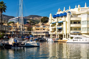 Puerto Marina, Benalmadena - Aralık 2019: Suyla çevrili güzel köyler, özel liman ve park edilmiş yatlar, Endülüs, İspanya