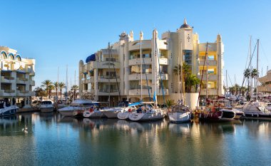Puerto Marina, Benalmadena - Aralık 2019: Suyla çevrili güzel köyler, özel liman ve park edilmiş yatlar, Endülüs, İspanya