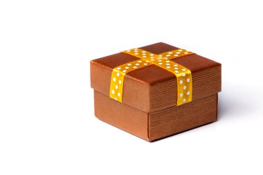 Kapalı küçük, klasik bir sürpriz hediye kutusu, kurdeleli, her durum için hediye. Nişan yüzüğü konsepti beyaz arkaplanda izole edildi.