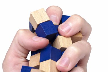 El şiddetle sıkar, ezer ve tahtadan yapılmış bir yapıyı yıkar.