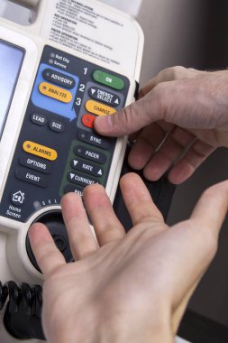 Basit dört karo küp. Beyaz arka planda kolay zihin meydan okuma bulmacası, basitlik, kolaylık