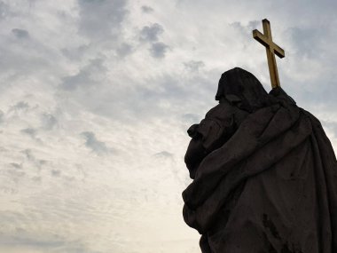 Basit dört karo küp. Beyaz arka planda kolay zihin meydan okuma bulmacası, basitlik, kolaylık