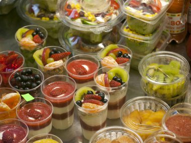 Basit dört karo küp. Beyaz arka planda kolay zihin meydan okuma bulmacası, basitlik, kolaylık