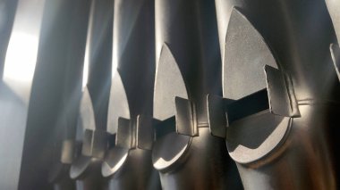 Basit dört karo küp. Beyaz arka planda kolay zihin meydan okuma bulmacası, basitlik, kolaylık