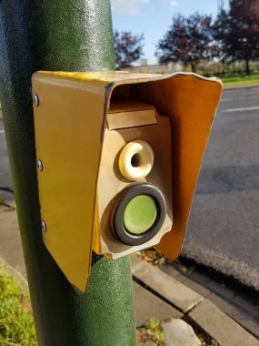 Beyaz arkaplanda izole edilmiş bir piramit şeklinde üçgen bulmaca küpü