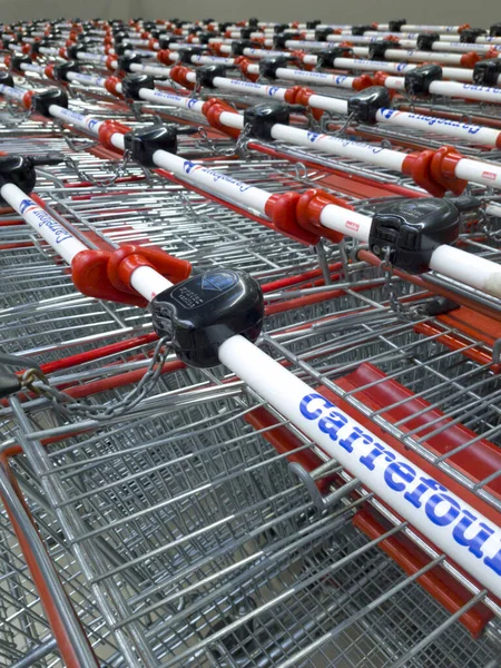 Carrefour Karren Voor Winkel — Stockfoto