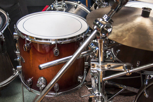 Просто небольшой куб из четырех плиток. Легкость мышления на белом фоне, легкость, легкость
