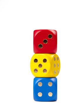 Beyaz arka plan, kumar ya da okul öncesi eğitim konsepti üzerine izole edilmiş birbiri ardına üç ana renkte Dices.