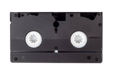 Beyaz, arka tarafta izole edilmiş tek bir eski siyah VHS video kaseti. Retro teknoloji, videolar, modası geçmiş video kasetler, 80 'lerden ve 90' lardan kalma teknolojik eşyalar. Beyaz üzerine bir video kaset, merkez yakın plan.