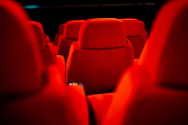 Boş kırmızı sinema koltukları, film gösteriminden önce kapalı sinema koltukları, boş sinema salonunda kırmızı rahat koltuklar, sinema konsepti, hiç kimse.